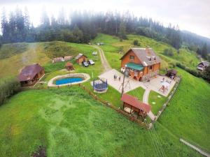 Lisoviy Zatyshok, z vidkrutum litnim baseynom,чан-джакузі