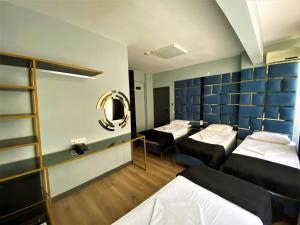 Quadruple Room room in Orange Airport Hotel