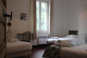 Hotels Les saladelles : Chambre Familiale avec Salle de Bains Privative