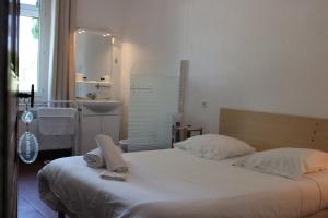 Hotels Les saladelles : Chambre Double avec Salle de Bains Commune