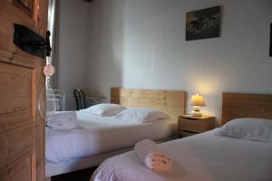 Hotels Les saladelles : Chambre Triple Basique avec Salle de Bains Commune