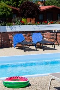 Dworek Zielińskich-Domki, Pokoje, Podgrzewany basen, Parking