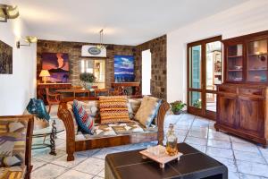 Stony Villa Volcano View