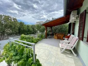 Apartman Mira - Karlobag