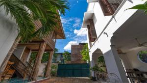 Mammoth Art Studio Pool villa in old city