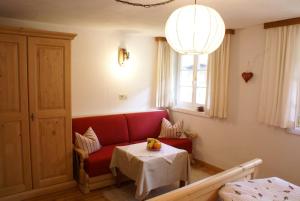 Tirolerhaus Tannheim - zentral und ruhig - gemütliche Dachgeschosswohnung mit separater Küche, Schlafzimmer & Charme - ab 7 Tage buchbar