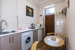 Подобово у Львові, на вулиці Краківській 26 біля Добробуту центр