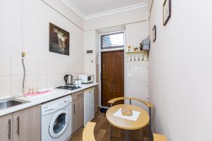 Подобово у Львові, на вулиці Краківській 26 біля Добробуту центр