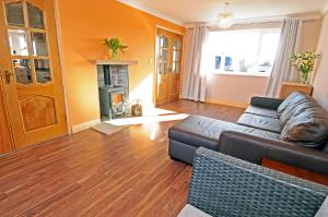 Whitby Spacious Rugby Field Cottage with off-street parking and EV fast point for electric cars