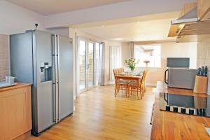 Whitby Spacious Rugby Field Cottage with off-street parking and EV fast point for electric cars