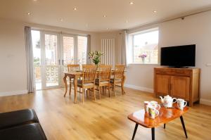 Whitby Spacious Rugby Field Cottage with off-street parking and EV fast point for electric cars