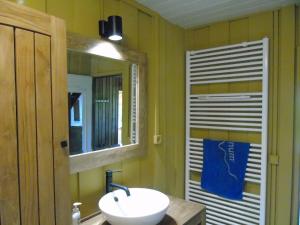 Maisons de vacances Maison L'Hirondelle Rustique a Tournavaux : photos des chambres