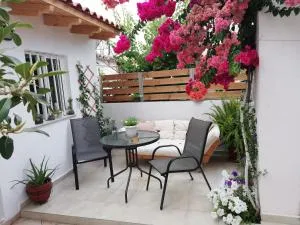 Small Studio with Yard - Áyios Matthaíos