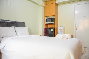 Stylish and Comfortable Studio Green Pramuka City Apartment By Travelio