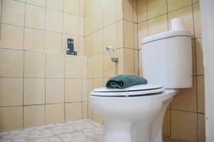 Stylish and Comfortable Studio Green Pramuka City Apartment By Travelio