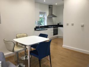 Beautiful 1 BED Serviced APARTMENT COBHAM Town Centre