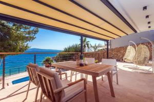 Beachfront Casa Ahoi with 2 bedrooms, heated pool, amazing sea views
