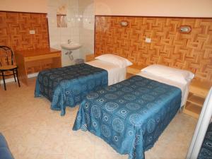 Posto Letto in Dormitorio Femminile con 5 Letti