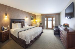 Lake Front King Room room in Golden Arrow Lakeside Resort