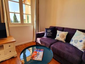 Apartment Picasso in large park with heated pool