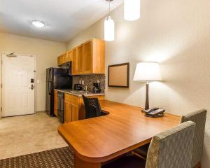 King Room - Mobility Access/Non-Smoking room in Hawthorn Suites by Wyndham Minot