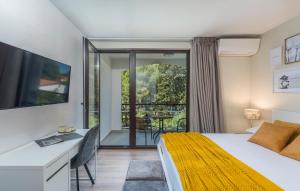 JUST RENOVATED stylish 2 bedrooms apartment only a few steps from the beach! 