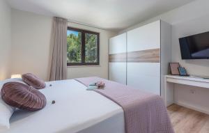 JUST RENOVATED stylish 2 bedrooms apartment only a few steps from the beach!