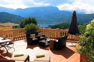 Apartamento en el Puerto de Sóller con gran terraza privada y vistas al mar. Piscina comunitaria. Localizado en un zona tranquila y muy soleada. Wifi gratis disponible. Parking. - Cala Tuent