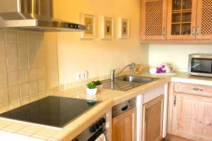 Apartamento en el Puerto de Sóller con gran terraza privada y vistas al mar. Piscina comunitaria. Localizado en un zona tranquila y muy soleada. Wifi gratis disponible. Parking.