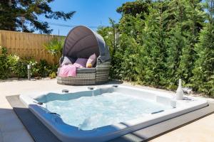 Villa Elena Deluxe mit Whirlpool und beheiztem Pool am Meer und wunderschönen Blick auf die Brijuni  