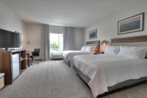 Queen Room with Two Queen Beds and Mobility Accessible Bathtub - Non-Smoking room in Holiday Inn & Suites - Pigeon Forge Convention Center, an IHG Hotel