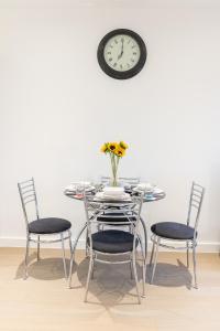 Cosy 1 Bed Apartment in Centre of St Albans - FREE Parking - 5 min walk to St Albans city centre & Railway station - Big Savings on Longer Stays!!