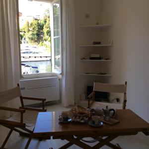 Pieds dans leau à Portofino by PortofinoVacanze