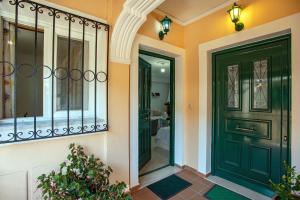 Xenias Apartments in Alepou