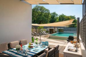 Villa La Mer with stalactite cave and pool bar