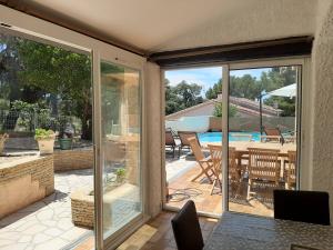 Villa avec grande piscine plage et port de Sanary à pieds