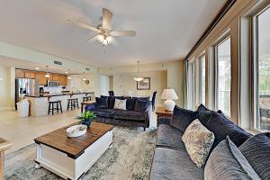 Three-Bedroom Apartment room in New Listing! Spacious Bayside Condo With Pool Beach Condo