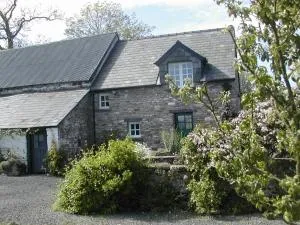 Alltybrain Farm Cottages and Farmhouse B&B - Lower Chapel