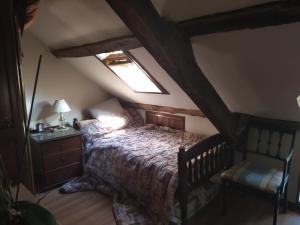 Sejours chez l'habitant maison en granit bleue : Chambre Simple avec Salle de Bains 