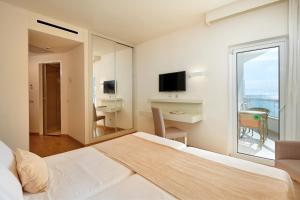Double Room with Balcony (2 Adults + 1 Child) room in Hotel Sabina