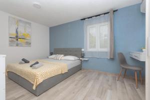 Three-Bedroom Apartment with Terrace and Sea View room in Apartments with a parking space Makarska - 18337