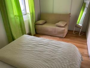 B&B / Chambres d'hotes Chambres dans villa avec piscine : Chambre Double Deluxe (2 Adultes + 1 Enfant) - Non remboursable