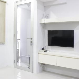 Bright and Comfy 2BR The Jarrdin Cihampelas Apartment By Travelio