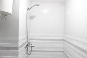 Bright and Comfy 2BR The Jarrdin Cihampelas Apartment By Travelio