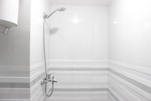 Bright and Comfy 2BR The Jarrdin Cihampelas Apartment By Travelio