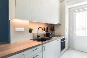 Iconic 1BR Apartment in Koukaki by UPSTREET