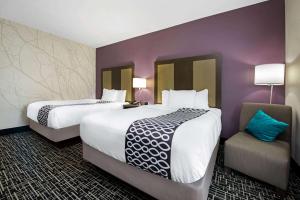 Queen Room with Two Queen Beds room in La Quinta Inn & Suites by Wyndham Lake Charles-Westlake