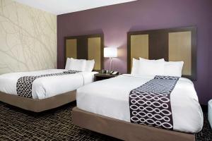Queen Room with Two Queen Beds - Disability Access room in La Quinta Inn & Suites by Wyndham Lake Charles-Westlake