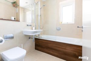 Elephant Court - Comfortable, spacious house with parking