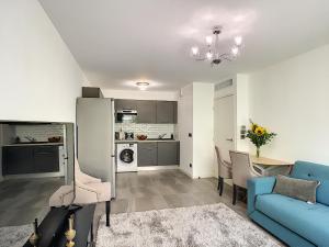 Palm Beach apartment with a pool in the residence